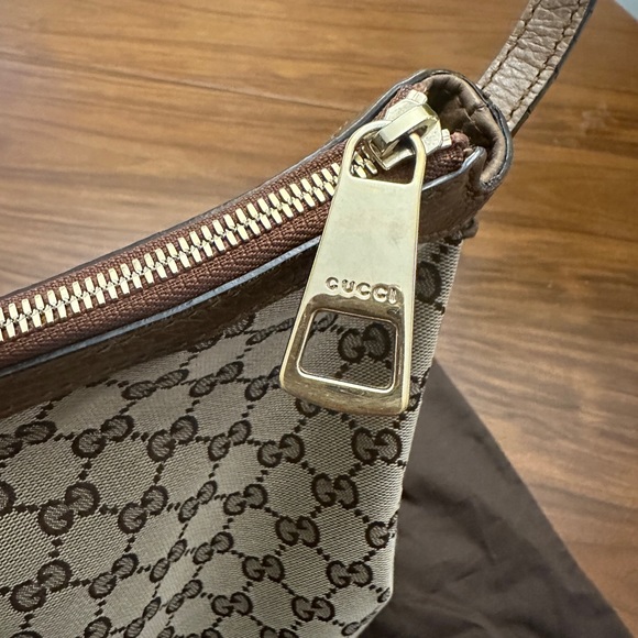 Gucci signature hobo bag leather bottom and handle. Original dust bag included. - Picture 5 of 13